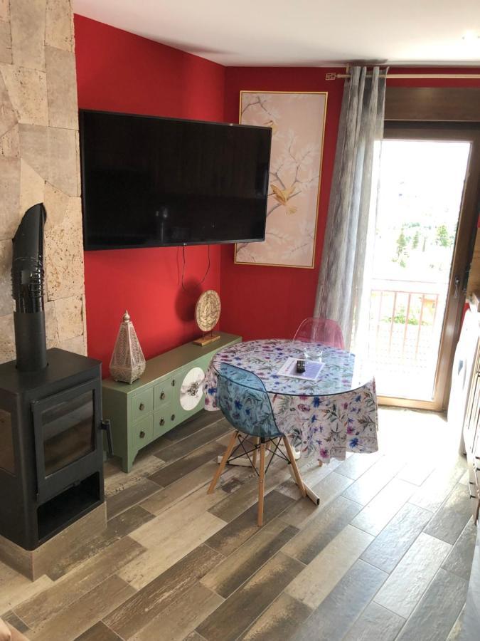 Apartamentos Deluxe Con Jacuzzi O Chimenea Love For Two Collado Mediano Kültér fotó